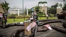 Aktivis Greenpeace menggelar aksi di depan Gedung DPR RI, Jakarta, Selasa (5/10/2021). Dalam aksinya, mereka membawa gurita raksasa sebagai simbol oligarki serta menyerukan kepada pemerintah agar serius mengatasi pandemi dan memberantas korupsi energi. (Liputan6.com/Faizal Fanani)