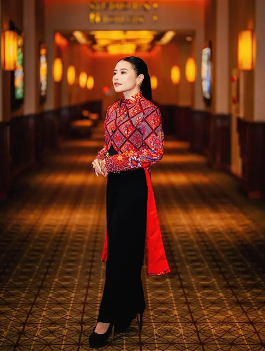 Penampilan menarik dari Prilly Latuconsina yang bisa kamu tiru sebagai work wear. Prilly memadukan cropped top bercorak batik merah dengan kerah tinggi bersiluet cheongsam dan high waisted pants hitam. [Foto: Instagram/prillylatuconsina96]