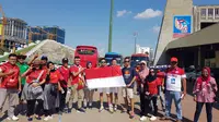 Sebanyak 31 orang suporter datang langsung dari Jakarta untuk mendukung kiprah Timnas Indonesia U-22 di Piala AFF 2019. (Bola.com/Zulfirdaus Harahap)