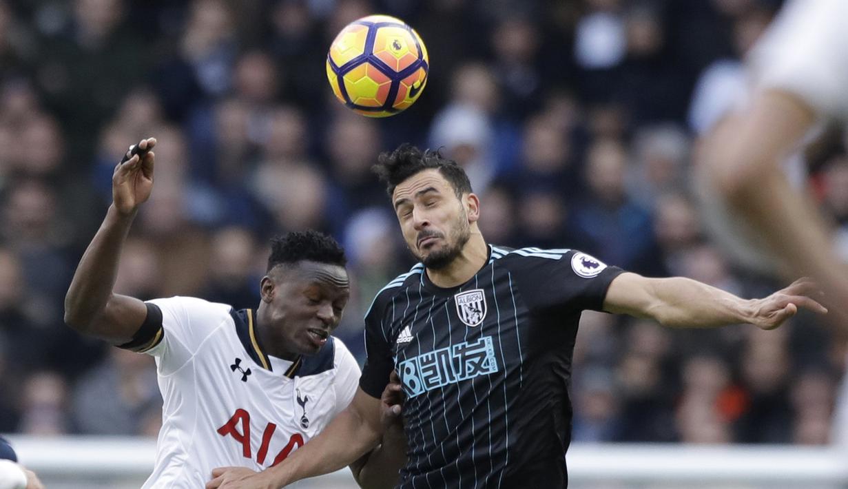 Pemain Tottenham Hotspur, Victor Wanyama (kiri) berebut bola dengan pemain  West Bromwich Albion, Nacer Chadli pada laga Premier League di White Hart Lane stadium, London, (14/1/2017).  (AP/Matt Dunham)