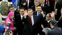  Presiden RI ke-6 sekaligus Chair of Global Green Growth Institute Susilo Bambang Yudhoyono  melambaikan tangan usai berpidato di Konferensi Parlemen Asia Afrika, Jakarta, Kamis (23/04/2015). (Liputan6.com/Andrian M Tunay)