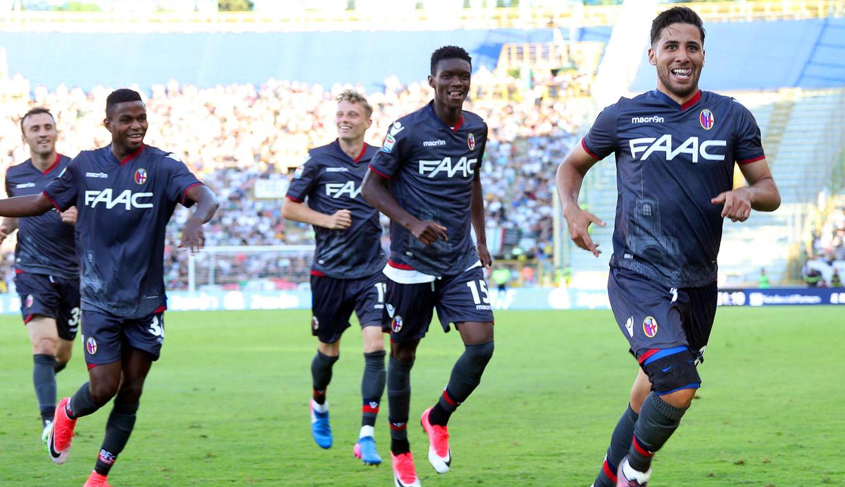 Gelandang Bologna, Saphir Taider, melakukan selebrasi usai mencetak gol ke gawang Juventus  pada giornata terakhir Liga Italia Serie A 2016-2017 di Stadion Renato Dall'Ara, Minggu (28/5/2017). Juventus menang 2-1. (EPA/Giorgio Benvenuti)