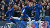 Gelandang Chelsea, Cole Palmer (tengah), berhasil mencetak empat gol dan membantu timnya menang 4-2 atas&nbsp;Brighton and Hove Albion pada laga pekan keenam Premier League di Stamford Bridge, Sabtu (28/9/2024) malam WIB. (AFP/Glyn Kirk)