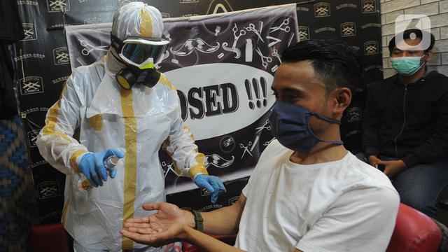 Cegah COVID-19, Tukang Cukur di Bogor Kenakan APD Buatan Sendiri
