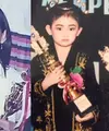 Berikut potret artis saat masih kecil memegang piala. Penampilannya masih terlihat polos hingga membuat banyak orang gemas. Memegang piala atau penghargaan yang didapat. Berikut beberapa potretnya. [dok. Instagram]