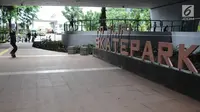 Skater sedang bermain di skaterpark di kolong Flyover Slipi, Jakarta, Selasa (15/1). Skatepark yang diberi nama FO SLIPI SKATEPARK itu belum diresmikan oleh Pemprov DKI Jakarta. (Liputan6.com/Herman Zakharia)