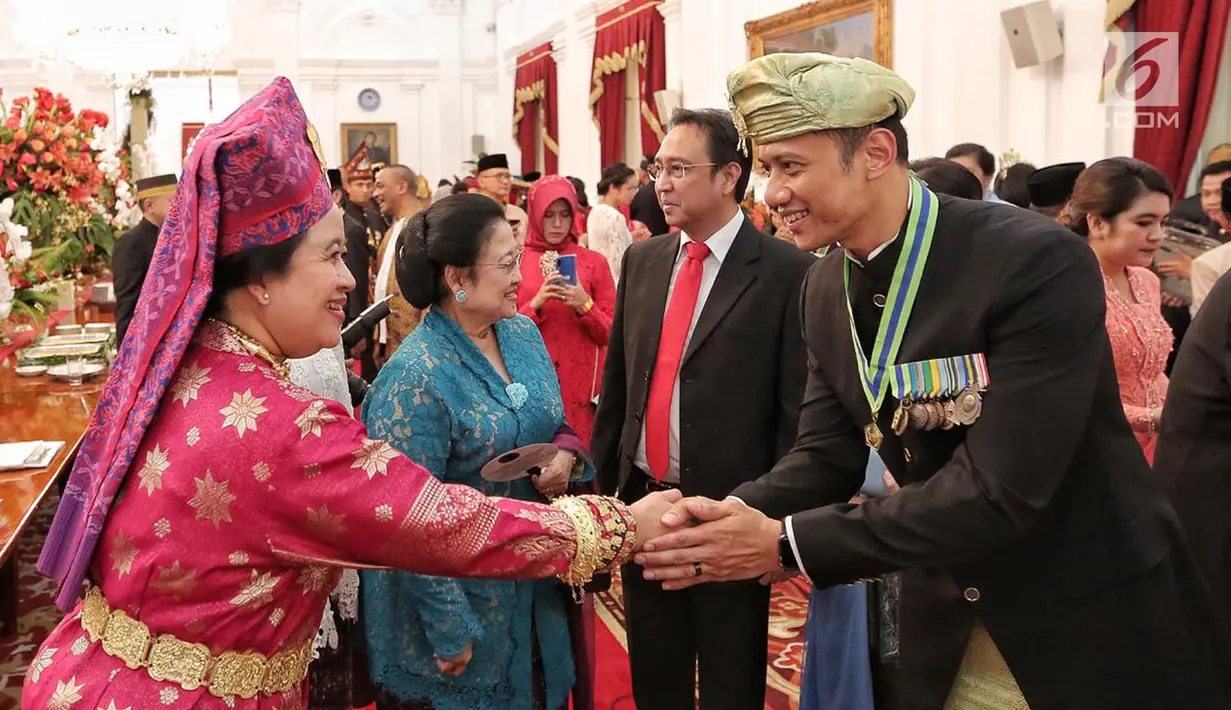 Putra Presiden RI ke-6 SBY, Agus Harimurti Yudhoyono atau AHY bersalaman dengan Menko PMK, Puan Maharani usai Upacara HUT ke-74 RI di Istana Merdeka, Jakarta, Sabtu (17/8/2019). AHY dan Annisa tampil berbaju adat Sumbar dan Kebaya. (Liputan6.com/HO/Anung Aninditio)