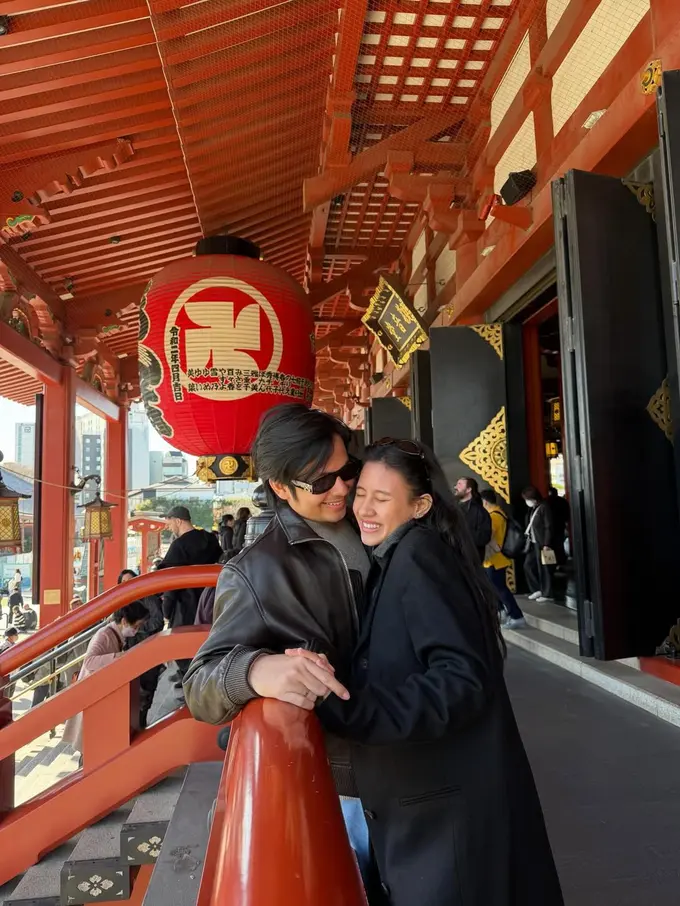 Baby Moon Romantis di Jepang, Gaya Shenina Cinnamon Serasi Bareng Angga Yunanda saat Jalan-jalan hingga Beli Baju Bayi