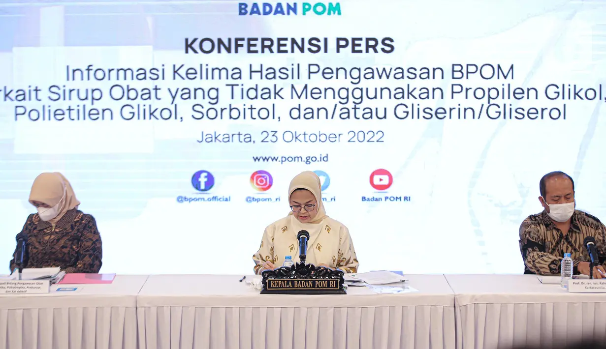 Kepala Badan Pengawas Obat dan Makanan (BPOM) Penny K. Lukito (tengah) menyampaikan keterangan dalam konferensi pers terkait obat sirup di Gedung BPOM, Jakarta, Minggu (23/10/2022). Menurut Kepala BPOM Penny K. Lukito, sirup Termorex terkait Konimex dipastikan hanya tercemar pada batch tertentu yakni nomor izin edar DBL7813003537A1, kemasan dus, botol plastik 60 ml. (Liputan6.com/Faizal Fanani)