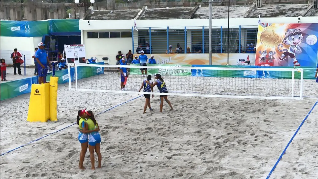 Tim voli pantai putri Nusa Tenggara Barat (NTB),  Dhita Juliana dan Putu Dini Jasita Utami
