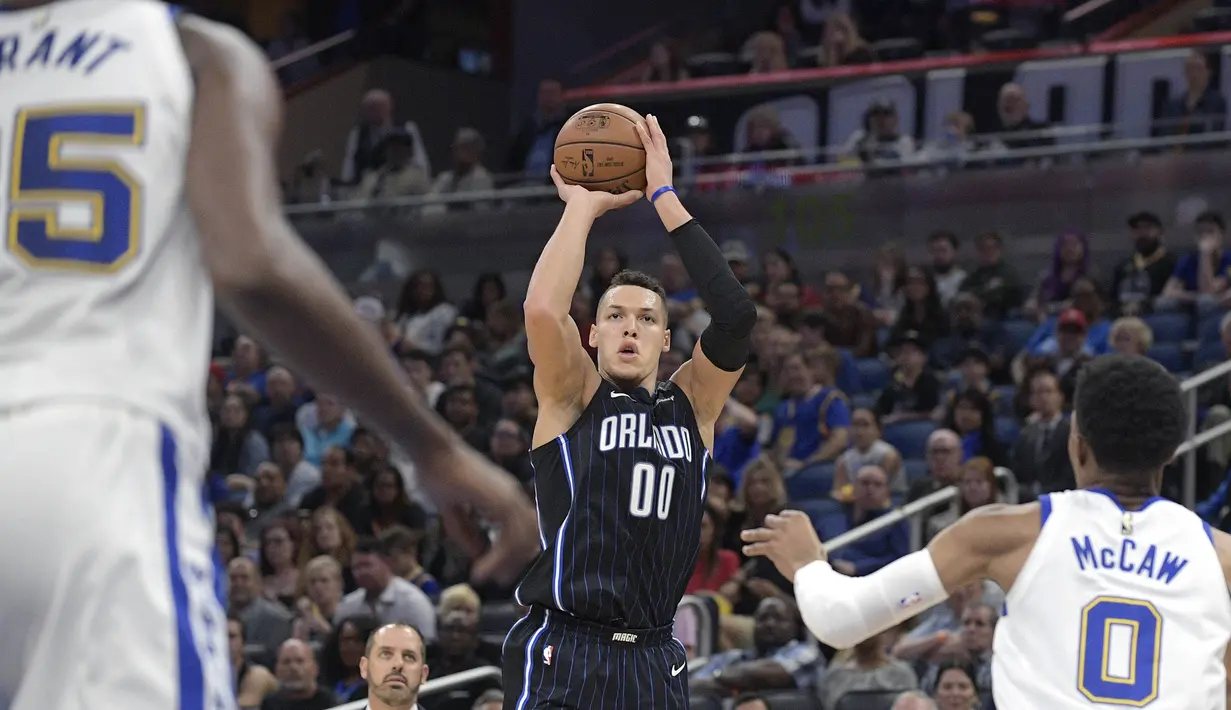Pebasket Orlando Magic, Aaron Gordon, berusaha memasukan bola saat melawan Golden State Warriors pada laga NBA di Stadion Amway Center, Sabtu (2/12/2017). Warriors menang 133-113 atas Magic. (AP/Phelan M. Ebenhack)