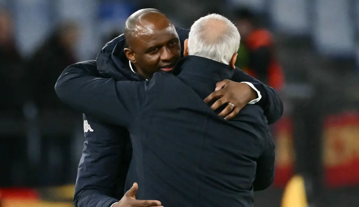 Pelatih Genoa, Patrick Viera, berpelukan dengan pelatih AS Roma, Claudio Ranieri, setelah laga giornata 21 Serie A 2024/2025 yang dihelat di Olimpico, Sabtu (18/1/2025) dini hari WIB. (AFP/Filippo Monteforte)