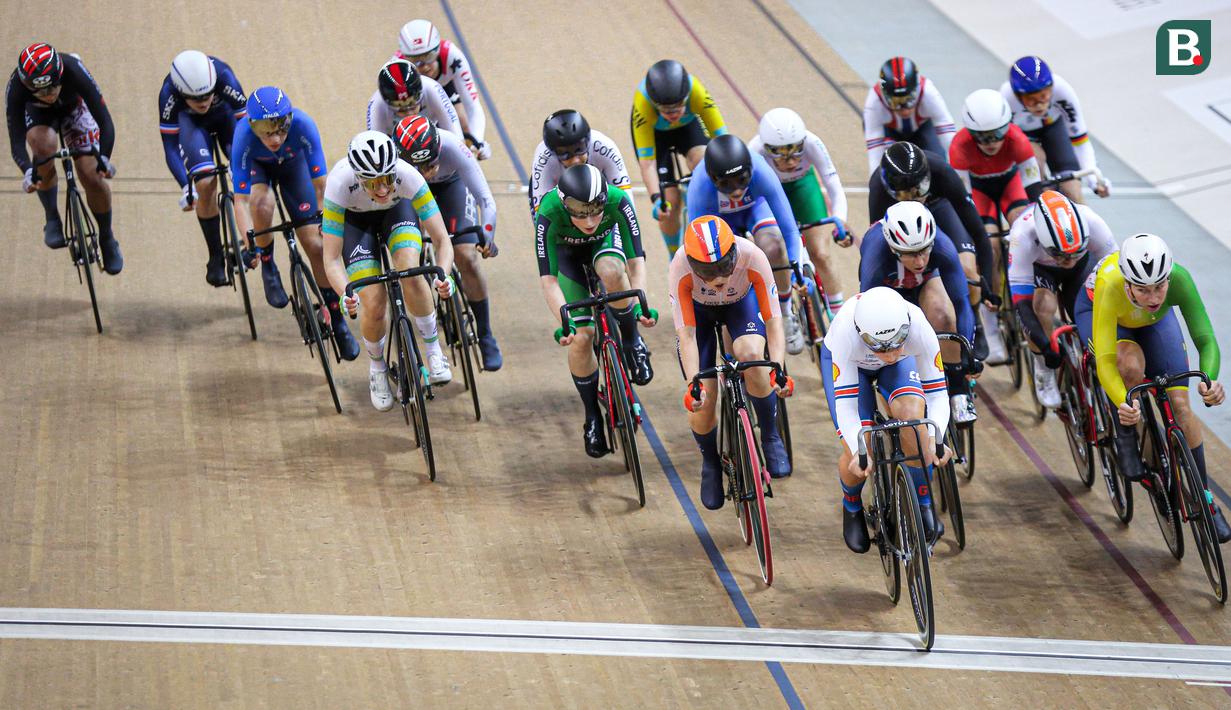 Sejumlah pebalap sepeda berkompetisi pada nomor elimination race putri UCI Track Nation Cup 2023 di Jakarta International Velodrome, Rawamangun, Jakarta, Jumat (24/2/2023). (Bola.com/Bagaskara Lazuardi)