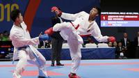 Rifki Ardiansyah Arrosyiid (kanan) menyumbang medali perak di SEA Games 2019 dari cabor karate di kelas 60 kg kumite. (Bola.com/M. Iqbal Ichsan)