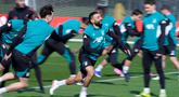 Pemain Liverpool, Mohamed Salah, mengikuti sesi latihan jelang laga melawan Galatsaray pada leg kedua babak 16 besar Liga Champions 2025/2026. (Peter Byrne/PA via AP)