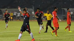 Kapten tim Pelita Bandung Raya, Bambang Pamungkas (kedua dari kiri), mengangkat tangan usai mencetak gol ke gawang Persija Jakarta di Stadion GBK, (14/8/2014). (Liputan6.com/Helmi Fithriansyah)