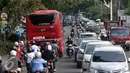 Pemandangan lalu lintas di kawasan Puncak Bogor, Jawa Barat, Jum'at (6/5). Libur panjang dimanfaatkan sejumlah warga untuk berlibur di kawasan Puncak Bogor. (Liputan6.com/Johan Tallo)