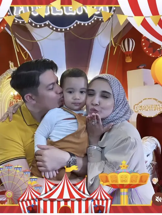 Zaskia sungkar hadir mengenakan atasan cream dengan kerudung bermotif. Sedangkan si kecil dengan overall cokelat dengan inner putih. (@zaskiasungkar15)