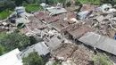 Foto udara memperlihatkan pemukiman yang hancur akibat gempa di Desa Sarampad, Kabupaten Cianjur, Jawa Barat, Selasa (22/11/2022). Gempa dengan magnitudo 5,6 mengakibatkan sejumlah rumah dan jalan di Desa Sarampad rusak parah. (Liputan6.com/Herman Zakharia)