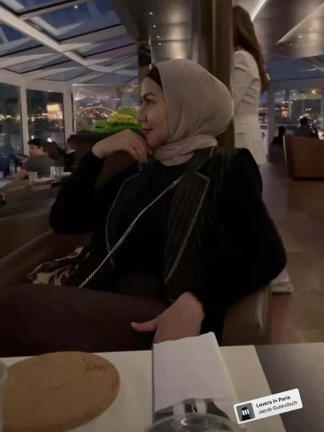 Venna Melinda berlibur di Paris, Prancis bareng Athalla Naufal dan Vania Athabina (Foto: Instagram vennamelindareal)