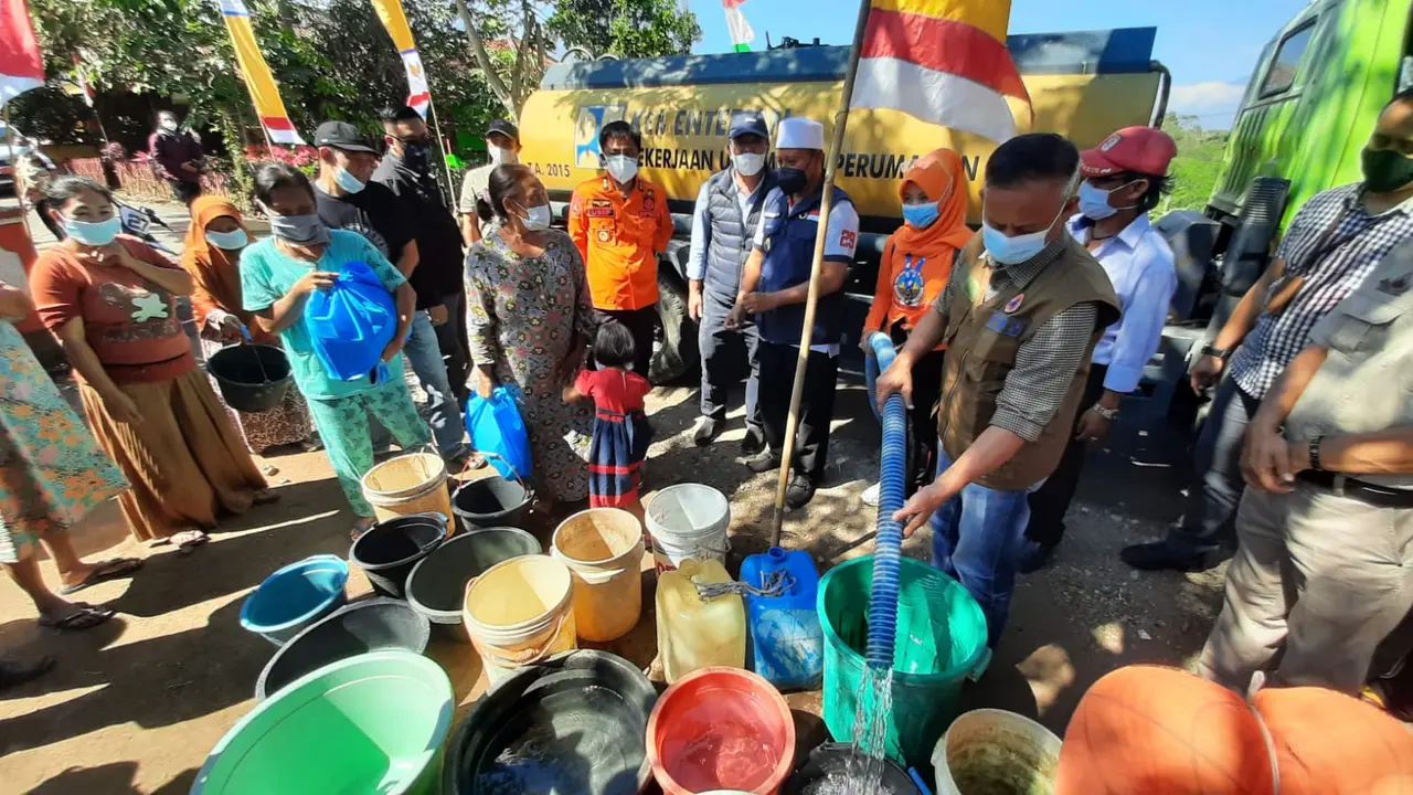 Ratusan warga Desa Kertajaya, Kecamatan CIbatu, tengah mengantri untuk mendapatkan fasilitas air bersih yang disuplai Pemda Garut. Jawa Barat.