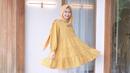 Outfit kuning tua yang dipakai Saritiw kian membuatnya terlihat feminin. Tak heran banyak yang terinspirasi dengan gaya OOTD Saritiw dengan outfit seperti di foto. Aura kecantikan Saritiw kian terlihat saja saat tampil menawan dengan outfit kuning dan oranye. (Liputan6.com/IG/@saritiw)