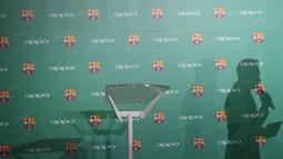 Bayangan Pembawa acara terpampang saat peluncuran Oppo smartphone F1 plus FCB Edition di Kawasan SCBD, Jakarta, Kamis (21/7/2016). (Bola.com/Nicklas Hanoatubun)