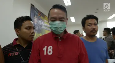 Pelaku pemobil koboi BMW bernopol B1764 PAF, Andy Wibowo (AW) usai jumpa pers di Polres Jakarta Pusat, Sabtu (15/6/2019). AW menodongkan senjata api ke arah pengemudi mobil Isuzu Panther di Jalan Alaydrus, Jakarta Pusat, pada Jumat pagi. (merdeka.com/Imam Buhori)