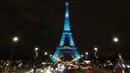 Pertunjukan cahaya spesial menerangi Menara Eiffel di kota Paris, Kamis (28/9). Hal tersebut berkaitan saat ikon negara Prancis yang mulai dibuka pada 1889 tersebut merayakan 300 juta pengunjung. (LUDOVIC MARIN/AFP)