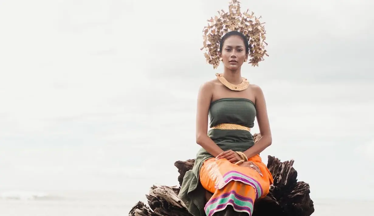 Dirinya juga memesona kala memakai baju tradisional Bali berwarna hijau dengan mahkota yang menghiasi kepalanya. (Liputan6.com/IG/@aurrakharishma)