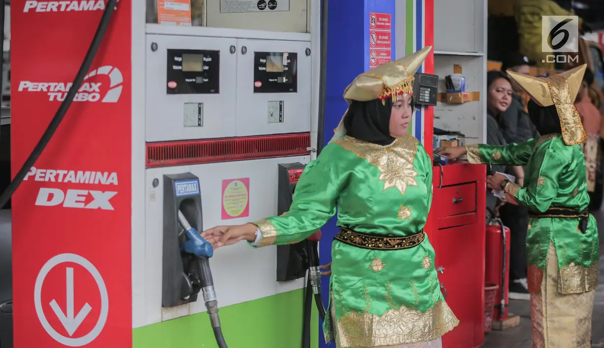 Petugas SPBU mengenakan pakaian adat beraktivitas di kawasan Kelapa Gading, Jakarta, Senin (22/4). Dalam rangka memperingati Hari Kartini pengelola SPBU mengajak Seluruh pegawai SPBU mengenakan mengenakan baju kebaya dan baju adat. (Liputan6.com/Faizal Fanani)