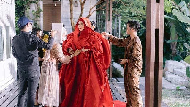Hamil Anak Kedua di Usia 41 Tahun, Ini 6 Potret Siti Nurhaliza Pamer Baby Bump