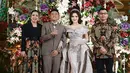 <p>Ditambah aksen full payet bling-bling yang menambah kesan mewah nan glamor. [Instagram/showimah]</p>