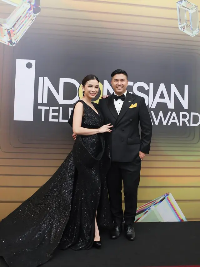 10 Tahun Menikah, Ini 6 Gaya Couple Chelsea Olivia dan Glenn Alinskie Pakai Outfit Hitam
