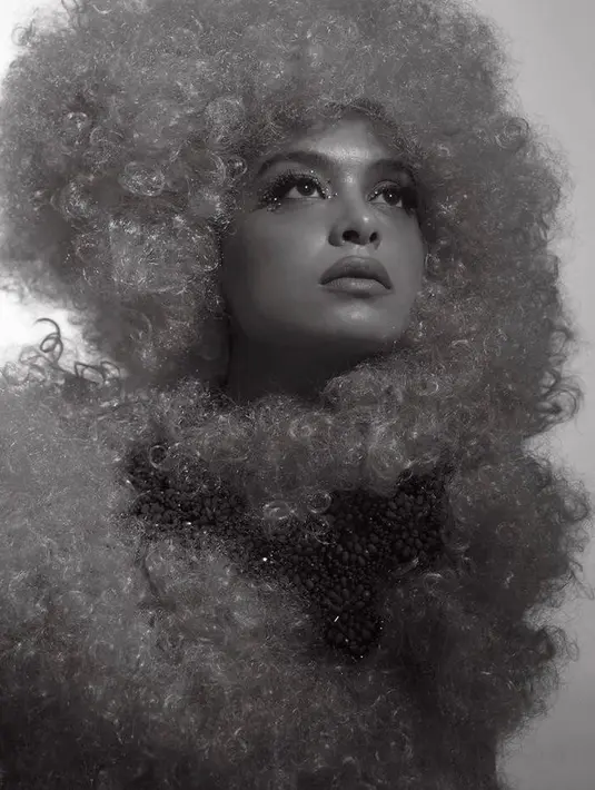 Penampilannya pun disempurnakan dengan riasan makeup mencolok di bagian mata yang mengingatkan kita pada carnival makeup look. (Instagram/evacelia).