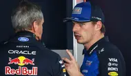 Pembalap Red Bull Racing asal Belanda, Max Verstappen (kanan), berbicara dengan seorang mekanik setelah membawa mobilnya kembali ke garasi karena mundur dari balapan selama Grand Prix F1 Monako di sirkuit jalanan Monako, pada 7 Juni 2026. (Yves Herman/POOL/AFP)