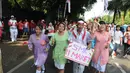 Siswa-siswi sekolah juga ikut ambil bagian dalam pawai dengan berkostum   perawat yang ikut berjuang merebut kemerdekaan (Liputan6.com/Herman   Zakharia)