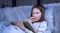 Ilustrasi perempuan membaca novel. (Foto: Shutterstock)