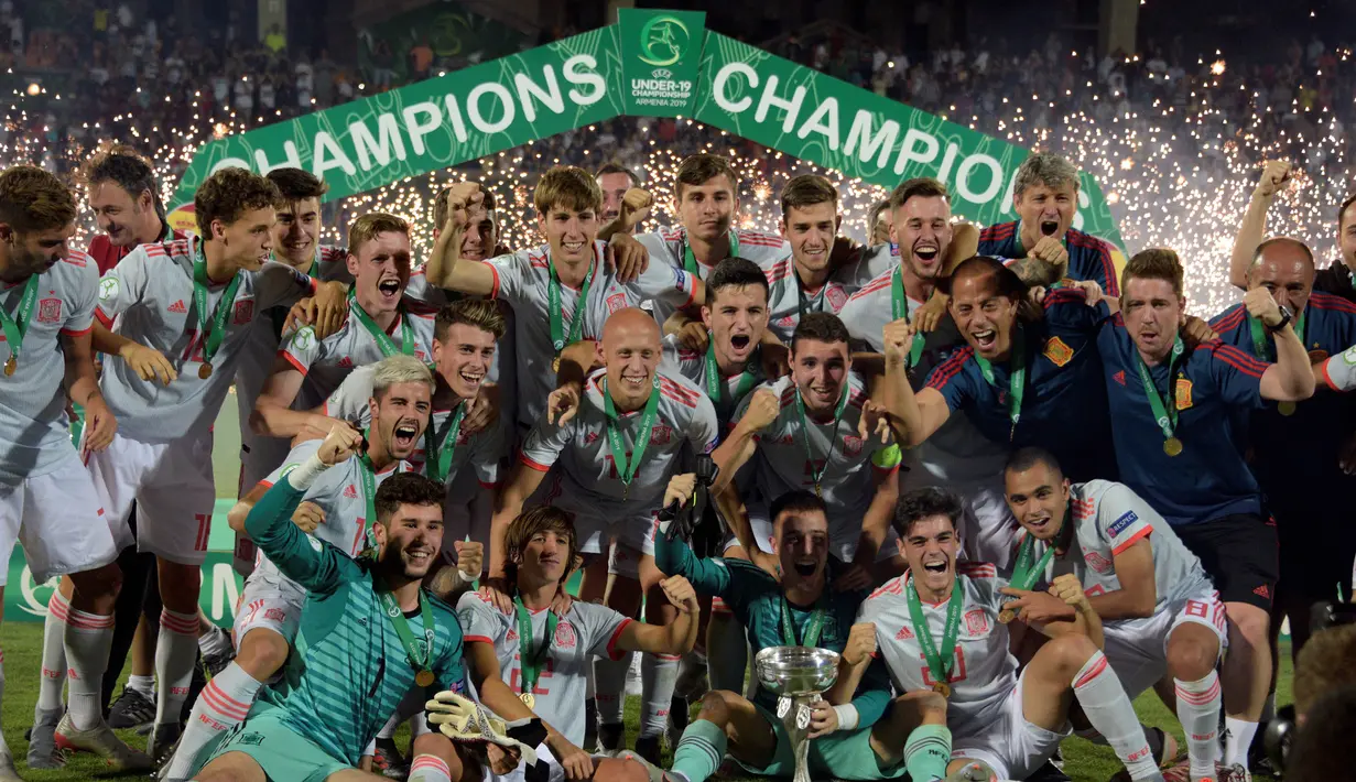 Para pemain Spanyol merayakan gelar juara Piala Eropa U-19 usai mengalahkan Portugal di Yerevan, Armenia, Sabtu (27/7). Spanyol menang 2-0 atas Portugal. (AFP/Karen Minasyan)