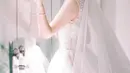 Pernikahan crazy rich Surabaya, Gwen Ashley juga viral karena mengundang banyak musisi dunia di hari pernikahan. Ia pun tampil menawan dengan ball gown putih sleeveless dari Nancy Warren Couture. [@gwen_ashley]