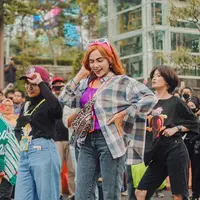 Setelah Paula Verhoeven, kini ada Rina Nose hingga Zaskia Sungkar yang melenggang di Citayam Fashion Week dengan outfit yang keren. Berikut potretnya! (Instagram/ryandabram).