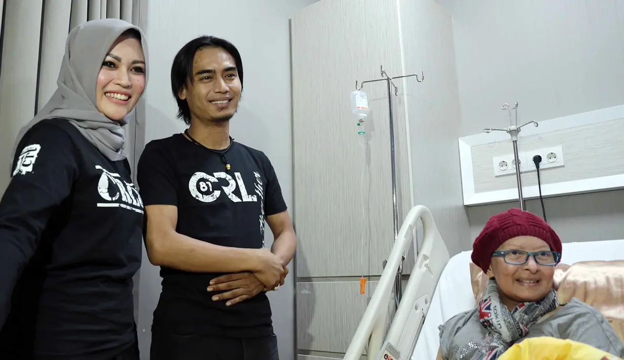 Senin (23/1), Charlie mengunjungi Yana di rumah sakit bersama sang istri, Regina. Kedatangan Charlie dan istri membuat Yana menjadi lebih semangat dan termotivasi, terlebih dengan lagu yang dibawakannya saat itu. (Deki Prayoga/Bintang.com)