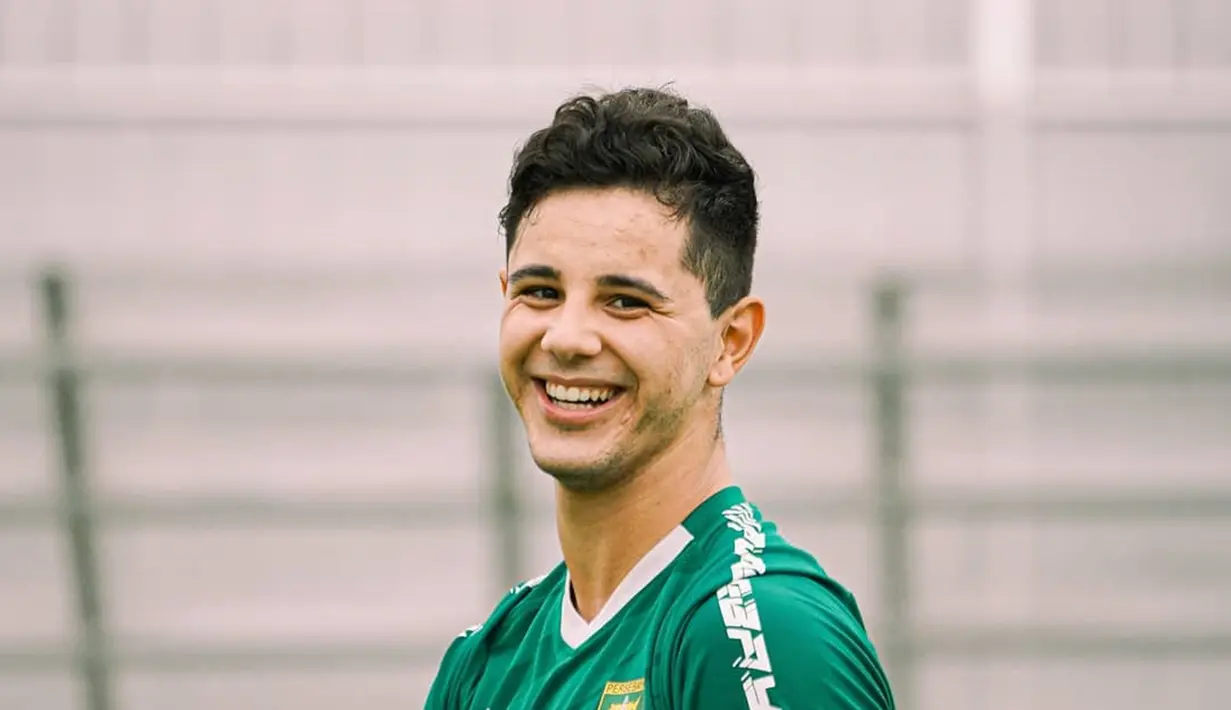 Kehadiran Bruno Moreira memang menimbulkan keoptimisan. Hal itu dikarena Bruno masih berusia muda yakni 22 tahun. Pemain bernomor punggung 99 ini direkrut sebagai bukti Persebaya Surabaya sangat mementingkan masa depan dengan rekrut pemain asing muda berkualitas. (Liputan6.com/IG/@officialpersebaya)