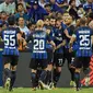 Para pemain Inter Milan merayakan gol ke gawang Chelsea pada laga International Champions Cup 2017 di Stadion Nasional Singapura, Sabtu (29/7/2017). (AFP/Roslan Rahman)