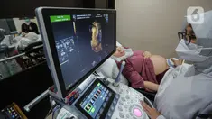 Dokter spesialis kebidanan dan kandungan memeriksa janin ibu hamil dengan peralatan Ultrasonografi (USG) di RSIA Tambak, Jakarta, Selasa (22/8/2023). Pemerintah mengajak masyarakat terutama ibu hamil melakukan pemeriksaan kehamilan secara rutin untuk mecegah stunting sebagai upaya  penurunan stunting secara nasional di tahun 2024 sebesar 14 persen. (Liputan6.com/Faizal Fanani)