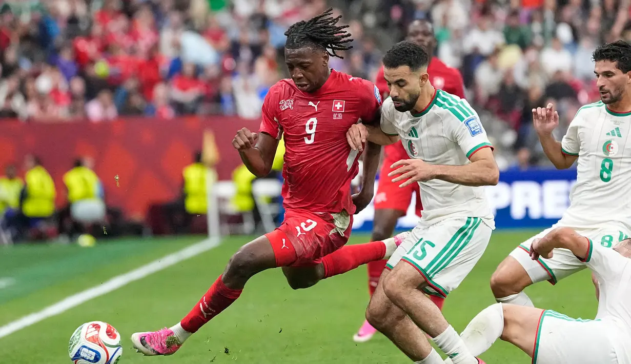 Pemain Swiss Johan Manzambi  berebut bola dengan pemain Aljazair Rayan Ait-Nouri (15) selama pertandingan sepak bola babak 32 besar Piala Dunia antara Swiss dan Aljazair di Vancouver, British Columbia, Kamis, (02/07/2026). (AP Photo/Lindsey Wasson)