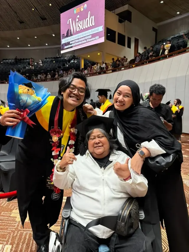 Momen Wisuda Anak Suty Karno, Penuh Haru dan Kebanggaan