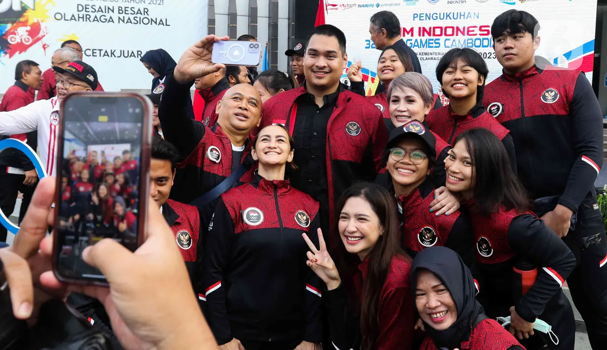 Aktris Mikha Tambayong berfoto bersama para atlet saat pengukuhan dan pelepasan kontingen Indonesia untuk SEA Games ke-32 Kamboja di Lapangan Kementerian Pemuda dan Olahraga (Kemenpora), Jakarta, Selasa (2/5/2023). (Liputan6.com/Herman Zakharia)