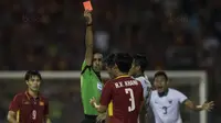 Gelandang Timnas Indonesia, Hanif Sjahbandi, menerima kartu merah saat melawan Vietnam pada laga SEA Games di Stadion MPS, Selangor,Selasa (22/8/2017). Kedua negara bermain imbang 0-0. (Bola.com/Vitalis Yogi Trisna)