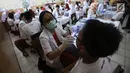 Dokter sedang memeriksa gigi siswa-siswi di di SDN Tebet Timur 01 Pagi, Jakarta, Selasa (20/3). Kegiatan ini digelar memperingati Hari Kesehatan Gigi dan Mulut Sedunia 2018. (Liputan6.com/Pool/Doni)